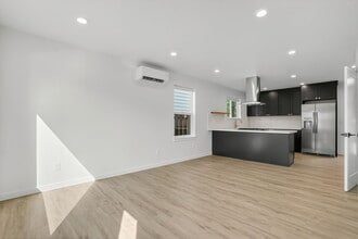 5705 NE Cesar E Chavez Blvd, Unit 5705 B in Portland, OR - Foto de edificio - Building Photo