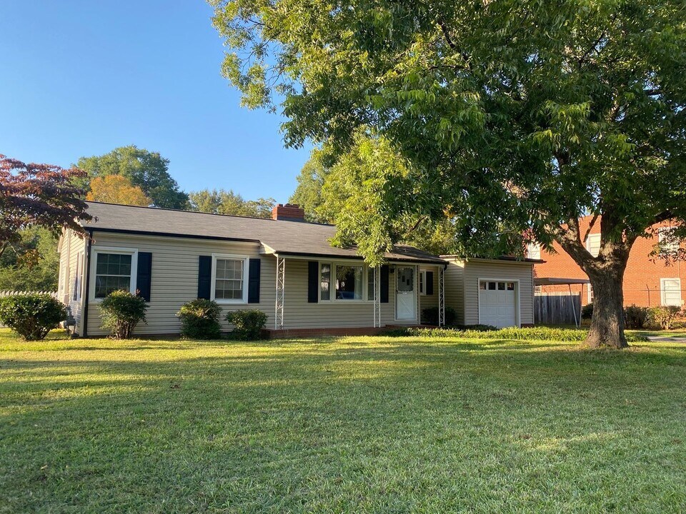406 Winecoff School Rd in Concord, NC - Foto de edificio