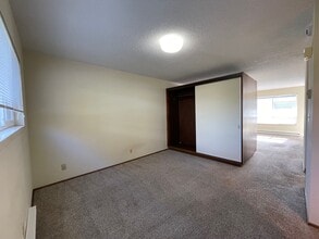 530 Burnett Ave N, Unit 12 in Renton, WA - Building Photo - Building Photo