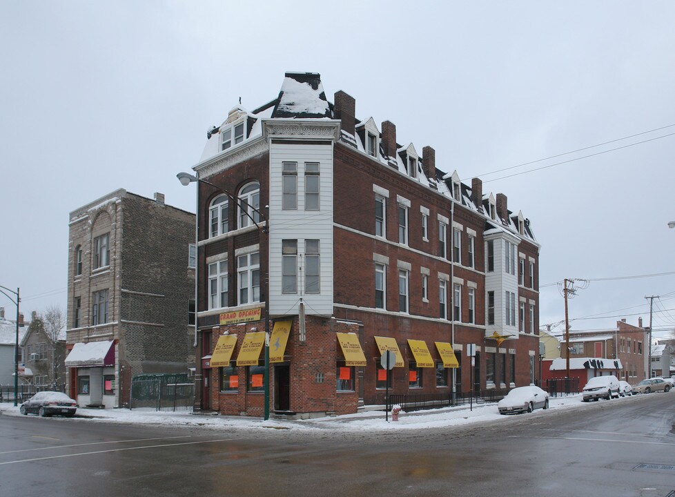 1700 W Cermak Rd in Chicago, IL - Building Photo