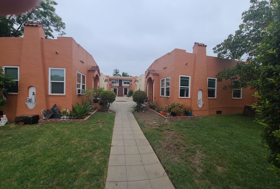 2418.5 E St in San Diego, CA - Building Photo