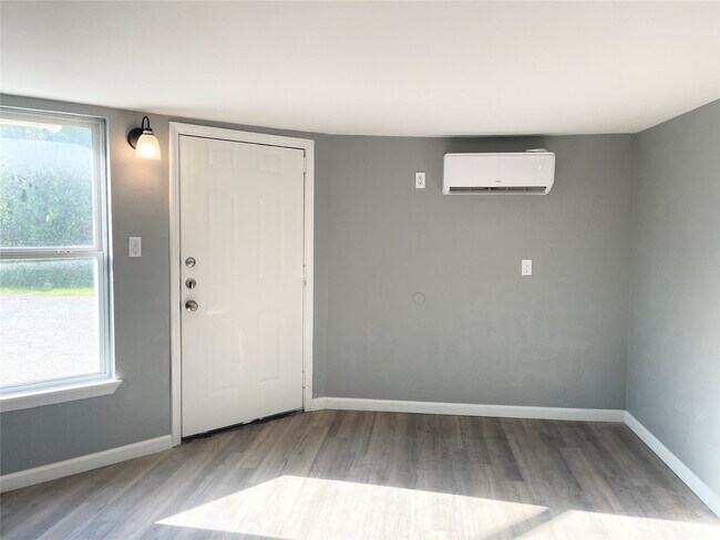 7515 Bayway Dr in Baytown, TX - Building Photo - Building Photo