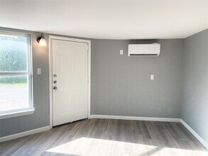 7515 Bayway Dr in Baytown, TX - Building Photo - Building Photo