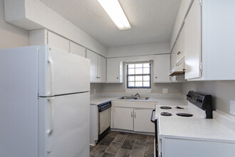 Huffman Mill Townhomes in Burlington, NC - Building Photo - Interior Photo