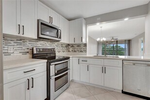 8592 W Sunrise Blvd in Plantation, FL - Building Photo