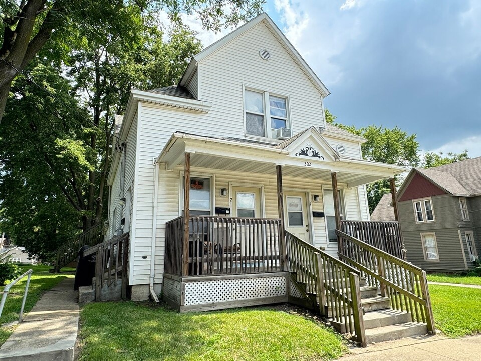 302 S Prairie St in Bloomington, IL - Building Photo