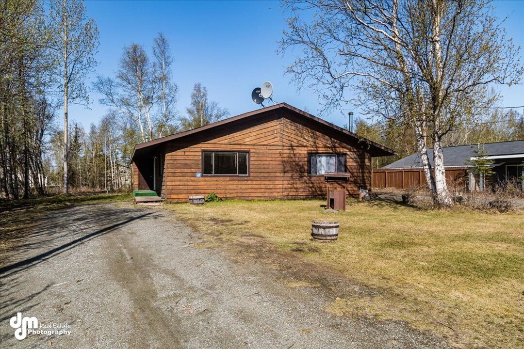876 N Wesglenn Cir in Wasilla, AK - Foto de edificio