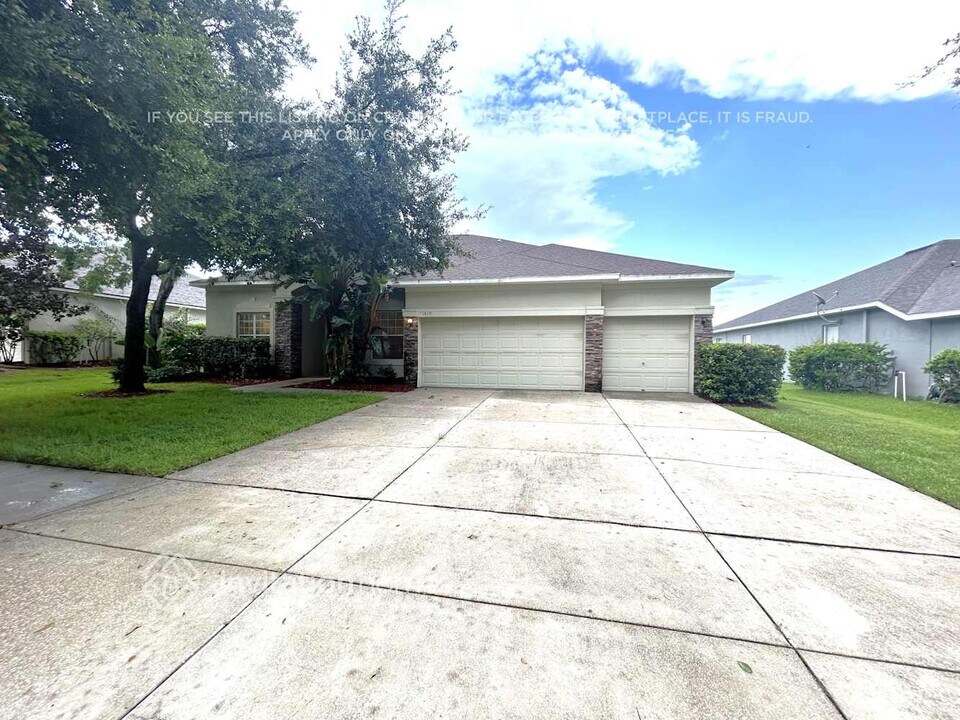 1419 Brilliant Cut Way in Valrico, FL - Building Photo