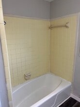 1095 Hutton St, Unit C in Winston-Salem, NC - Foto de edificio - Building Photo