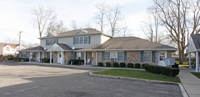 Shore Villas in Bay Shore, NY - Building Photo - Building Photo