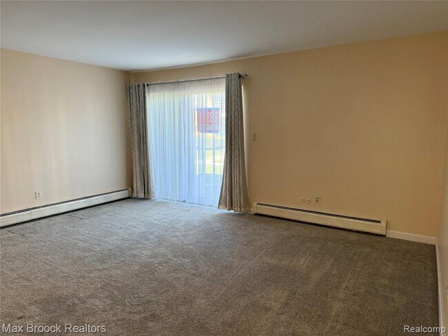 1671 Cass Lake Rd in Keego Harbor, MI - Building Photo - Building Photo