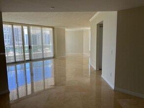 21055 Yacht Club Dr in Aventura, FL - Building Photo - Building Photo