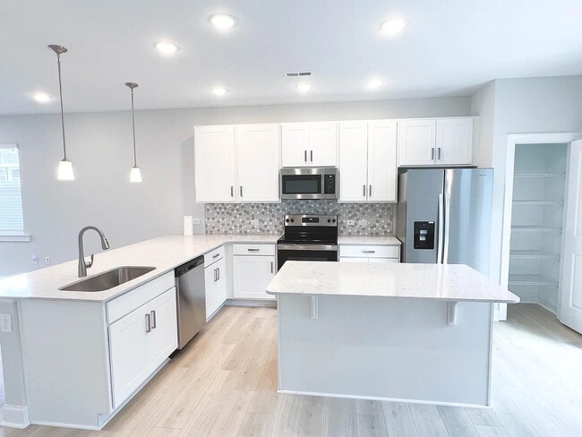 Room in Townhome on Old Grove Ln in Apex, NC - Building Photo - Building Photo