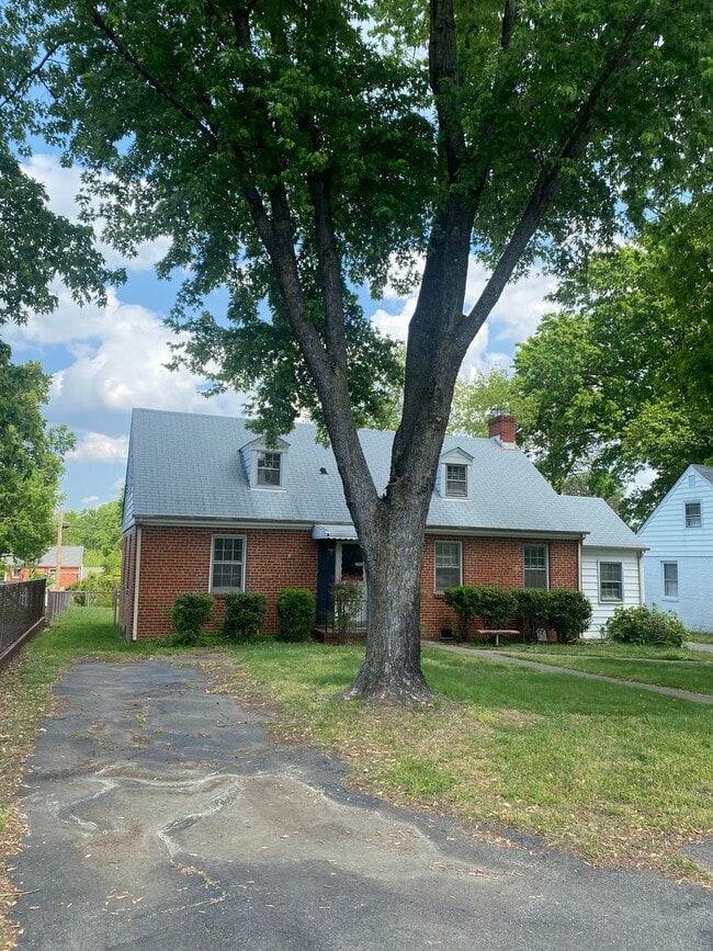 6410 Monument Ave in Richmond, VA - Foto de edificio - Building Photo