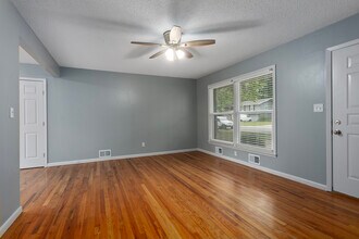 622 NW Kay Dr in Lee's Summit, MO - Building Photo - Building Photo