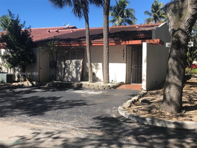 6981 Greentree Ln in Miami Lakes, FL - Building Photo - Building Photo