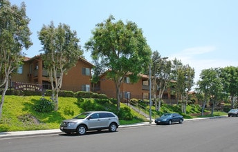Elan Vista Alta in Vista, CA - Foto de edificio - Building Photo