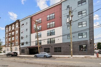 180 Carroll St in Paterson, NJ - Foto de edificio - Building Photo