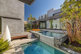 27 Driftwood St in Los Angeles, CA - Building Photo