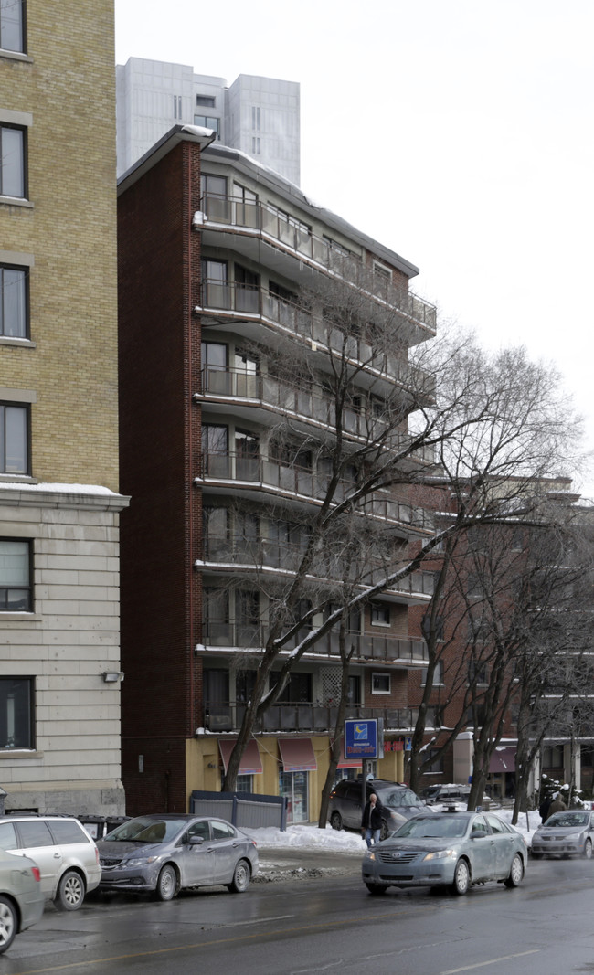 Appartements Le Montaigne in Montréal, QC - Building Photo - Building Photo