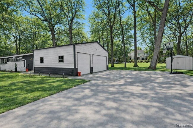 2566 Harrington Rd in Rochester Hills, MI - Building Photo - Building Photo