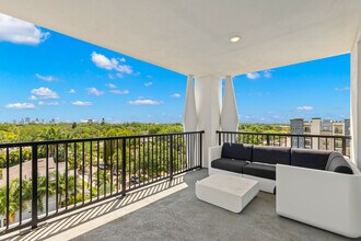 Elements on Third in St. Petersburg, FL - Foto de edificio - Building Photo