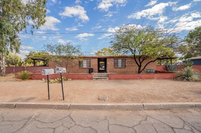 1316 N Howard Blvd in Tucson, AZ - Building Photo - Building Photo