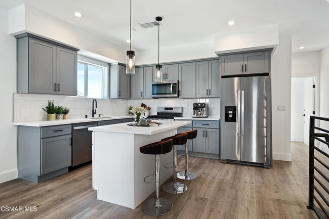 10908 Hesby St in Los Angeles, CA - Building Photo - Building Photo