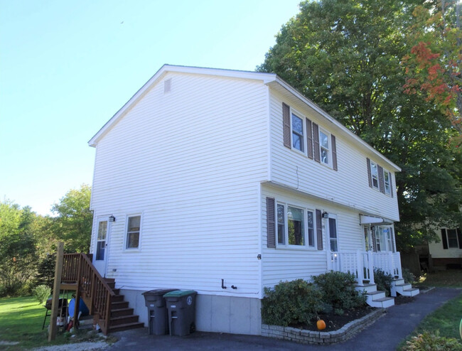 369 Pembroke St in Pembroke, NH - Foto de edificio - Building Photo