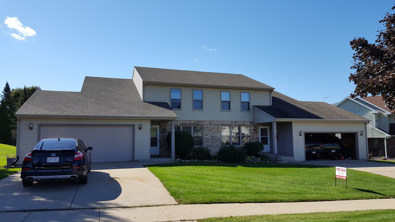 475 Overland Trl in Grafton, WI - Foto de edificio
