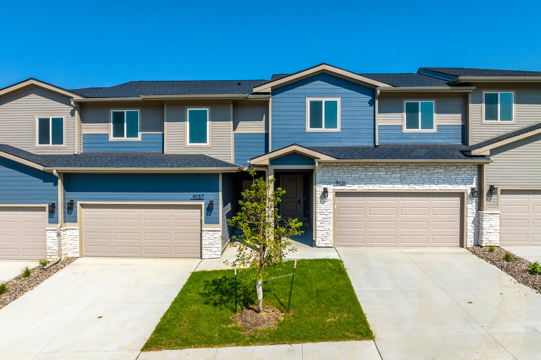 Manchester Townhomes in West Des Moines, IA - Building Photo