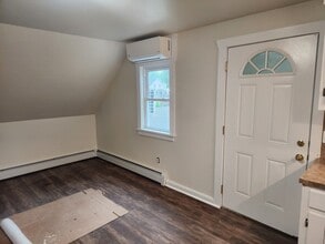 8 Siegel St, Unit #2 in Bristol, RI - Building Photo - Building Photo