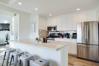 725 Salem Ct in San Diego, CA - Foto de edificio - Building Photo