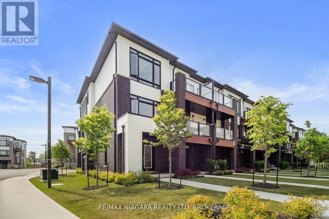 2 Sidney Rose Cmn in St Catharines, ON - Building Photo - Building Photo