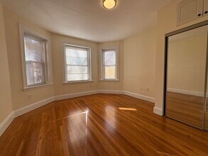 73 Thatcher St, Unit 301 in Brookline, MA - Building Photo - Building Photo