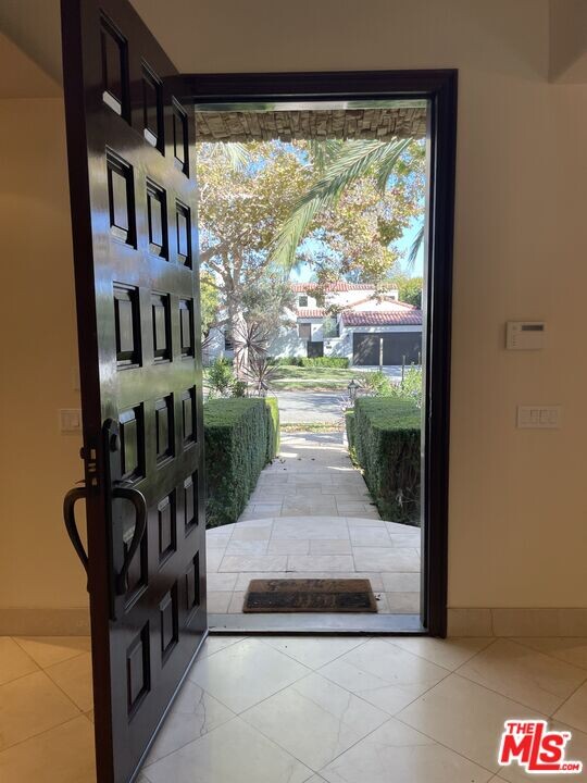 253 S Linden Dr in Beverly Hills, CA - Building Photo