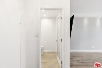 1131 Alta Loma Rd in West Hollywood, CA - Building Photo - Building Photo