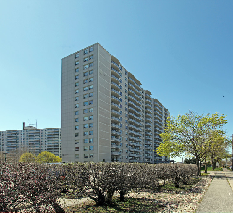 Bonneville Towers in Toronto, ON - Building Photo