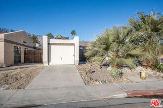 3293 N Mica Dr in Palm Springs, CA - Building Photo - Building Photo