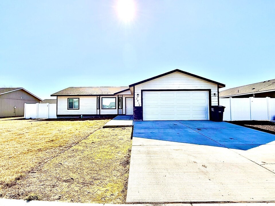 1010 E Mt Baker St in Othello, WA - Building Photo