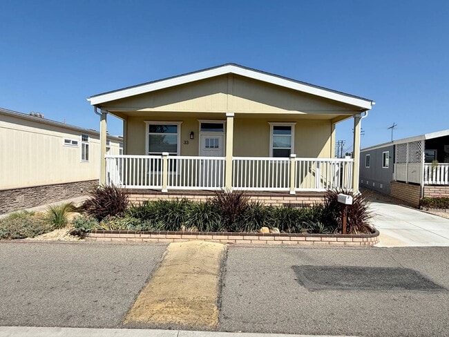 33 Magnolia Via in Anaheim, CA - Building Photo - Building Photo
