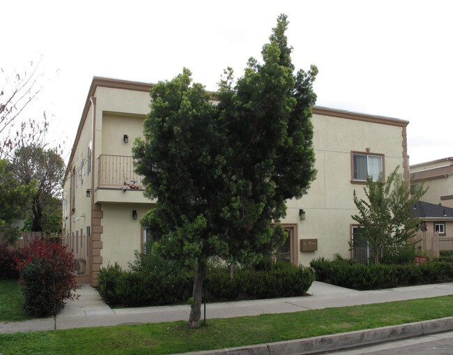 6456 Woodley Ave in Van Nuys, CA - Building Photo - Building Photo