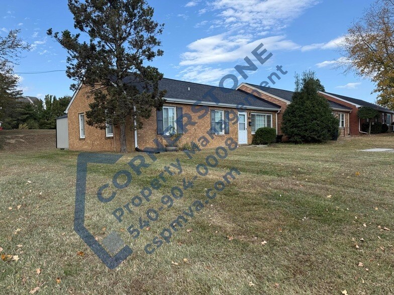 1105 Lakeview Pl in Hollins, VA - Building Photo