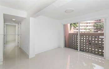 10241 NW 9th St Cir in Miami, FL - Building Photo - Building Photo