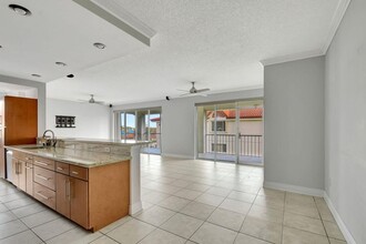 107 Half Moon A3 Cir in Hypoluxo, FL - Building Photo - Building Photo