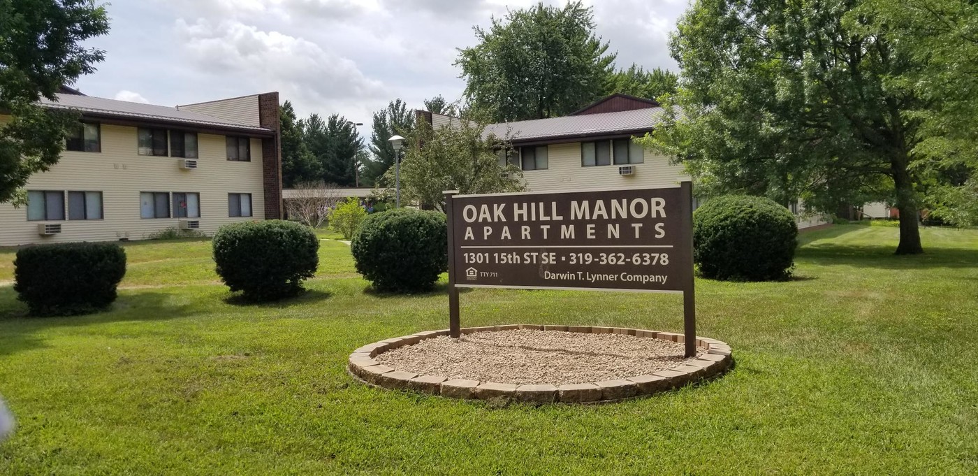 Oak Hill Manor in Cedar Rapids, IA - Building Photo