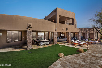 10004 E Santa Catalina Dr in Scottsdale, AZ - Foto de edificio - Building Photo