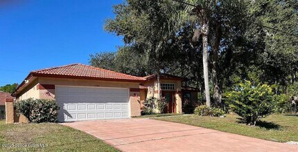 1300 Eldron Blvd SE in Palm Bay, FL - Foto de edificio - Building Photo