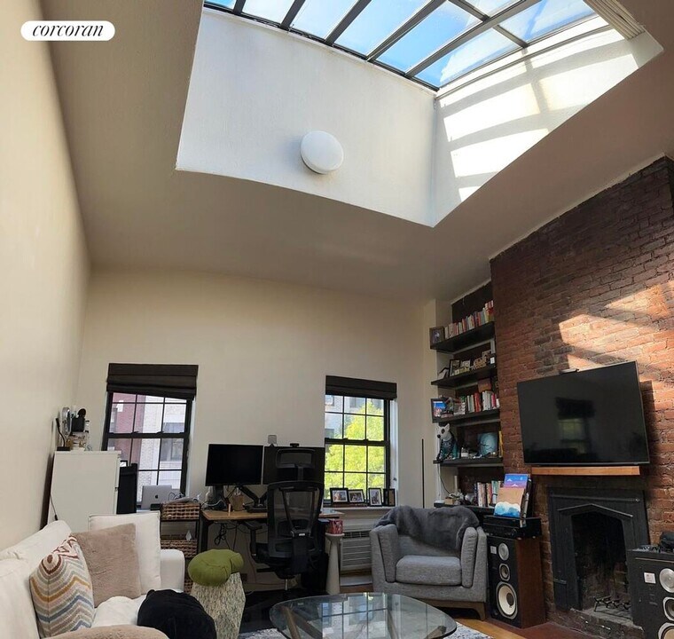 213 W 21st St in New York, NY - Building Photo
