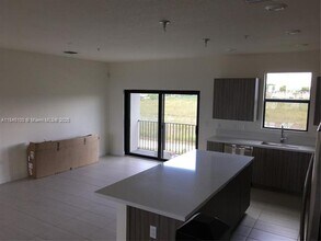 10461 NW 82nd St in Doral, FL - Building Photo - Building Photo